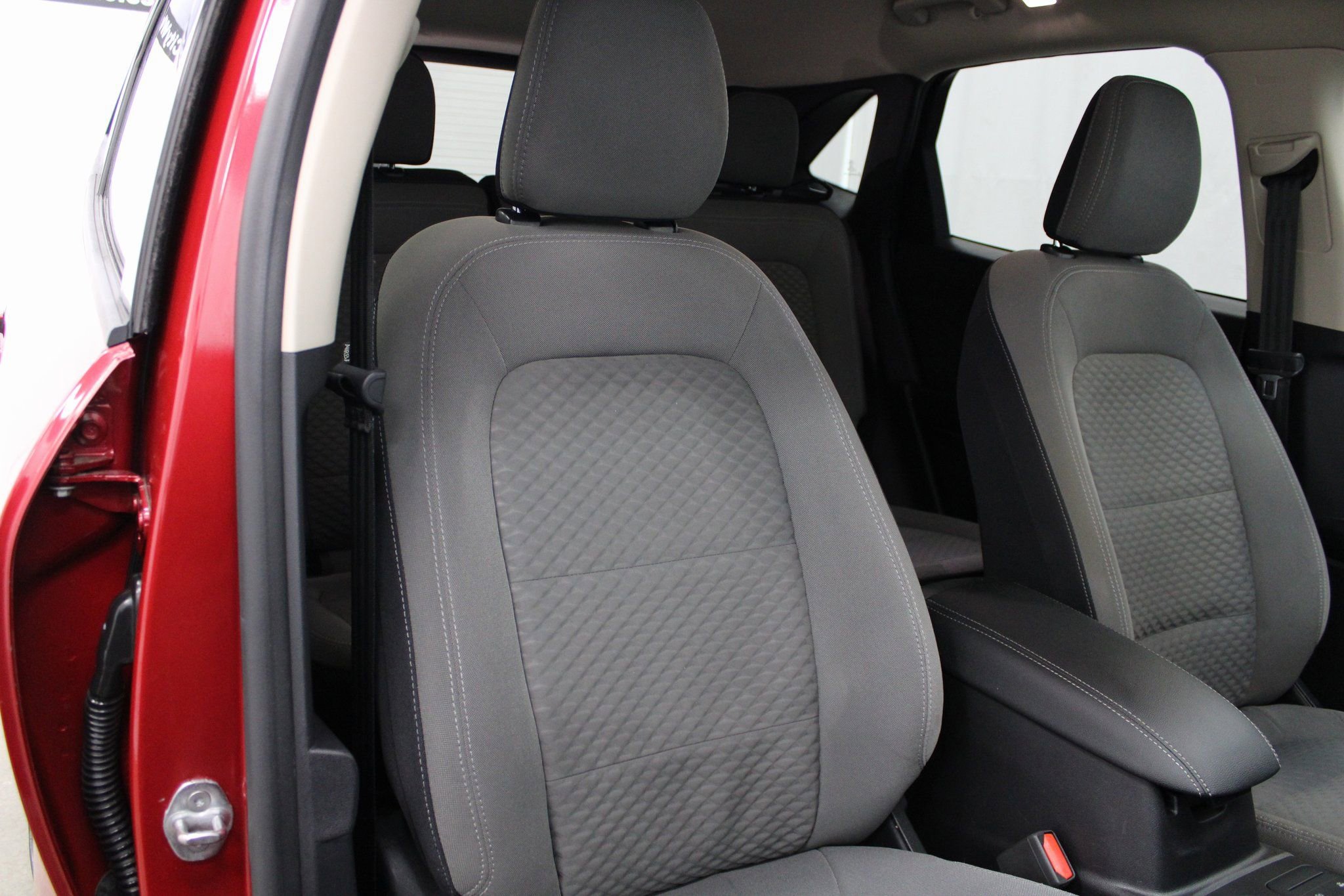 Used 2020 Ford Escape SE image 32