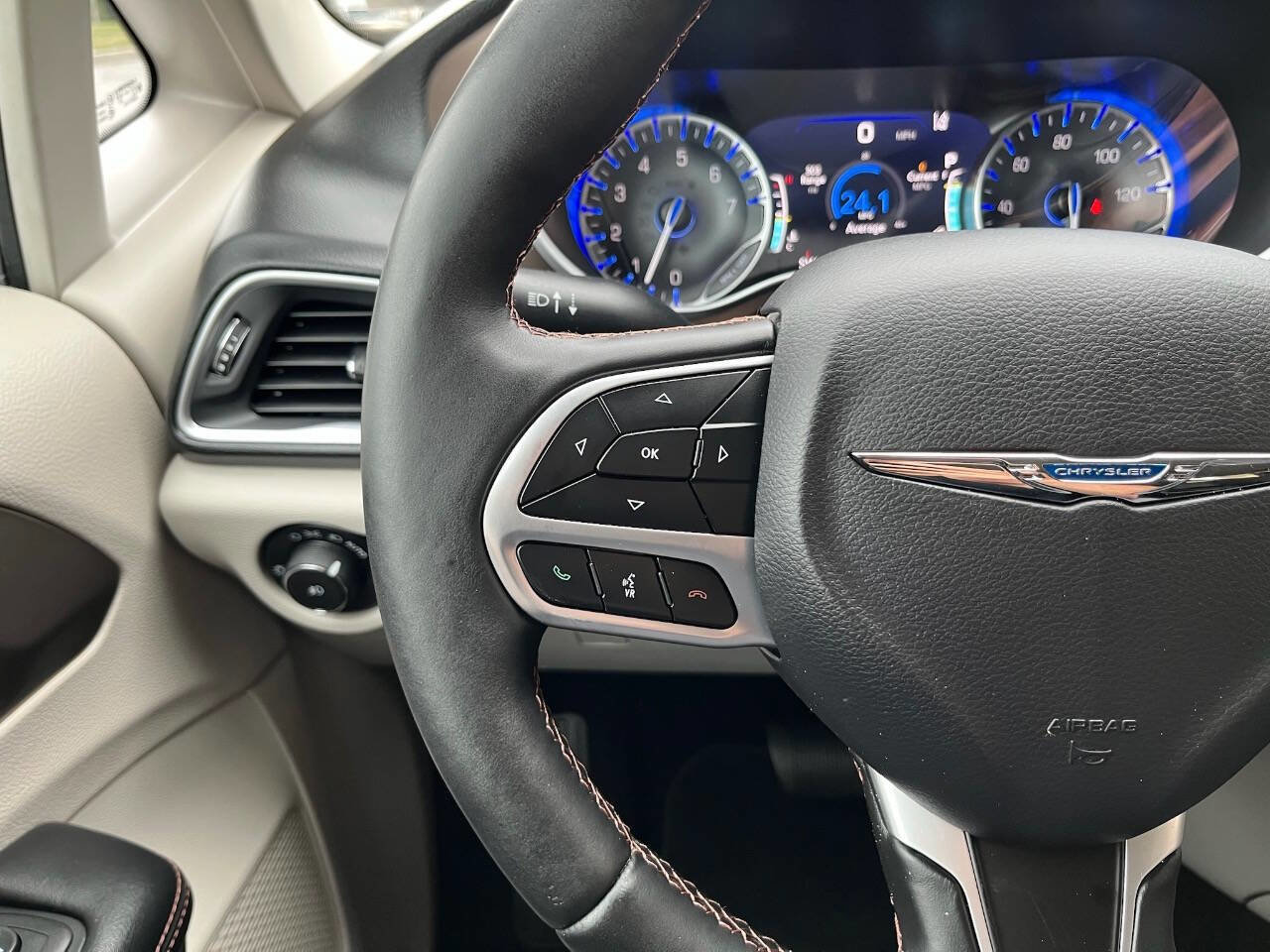 Used 2017 Chrysler Pacifica Touring-L Plus w/ Advanced Safetytec Group image 27