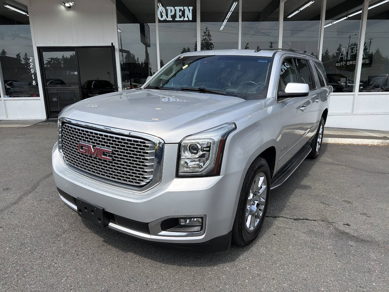 Used 2015 GMC Yukon XL Denali w/ Touring Package AWD/4WD image 1