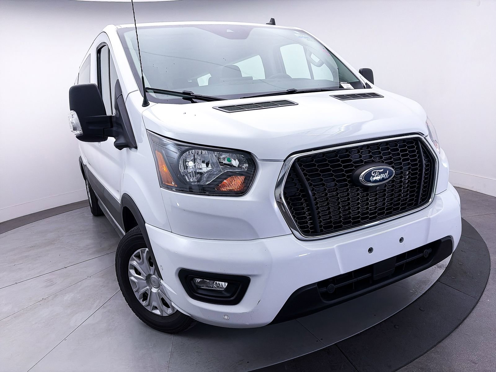 Used 2023 Ford Transit 350 XLT image 7