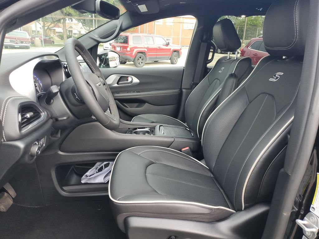 Used 2026 Chrysler Pacifica Limited w/ S Appearance Package FWD image 18