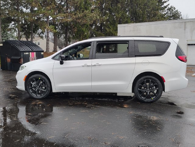 New 2026 Chrysler Pacifica Select AWD/4WD image 5