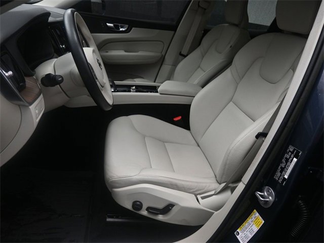 Used 2022 Volvo XC60 B5 Momentum w/ Climate Package image 18