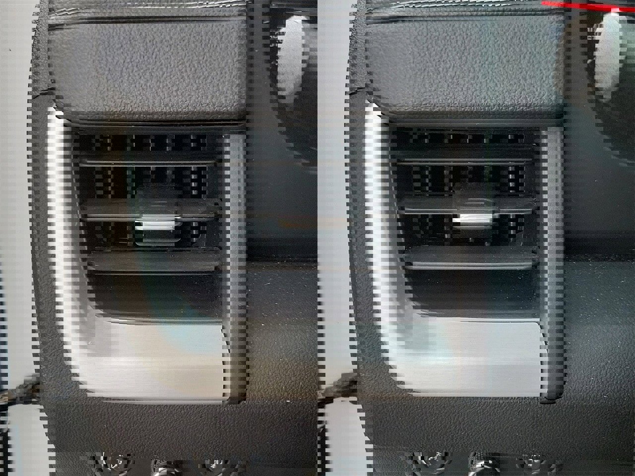 Used 2023 GMC Terrain SLT image 31