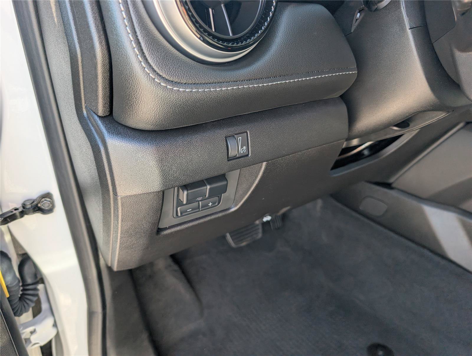 Used 2024 Chevrolet Colorado LT w/ LT Convenience Package III AWD/4WD image 21