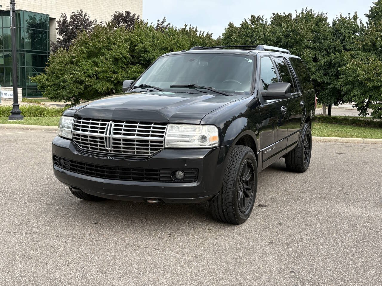 Used 2010 Lincoln Navigator 4WD image 3
