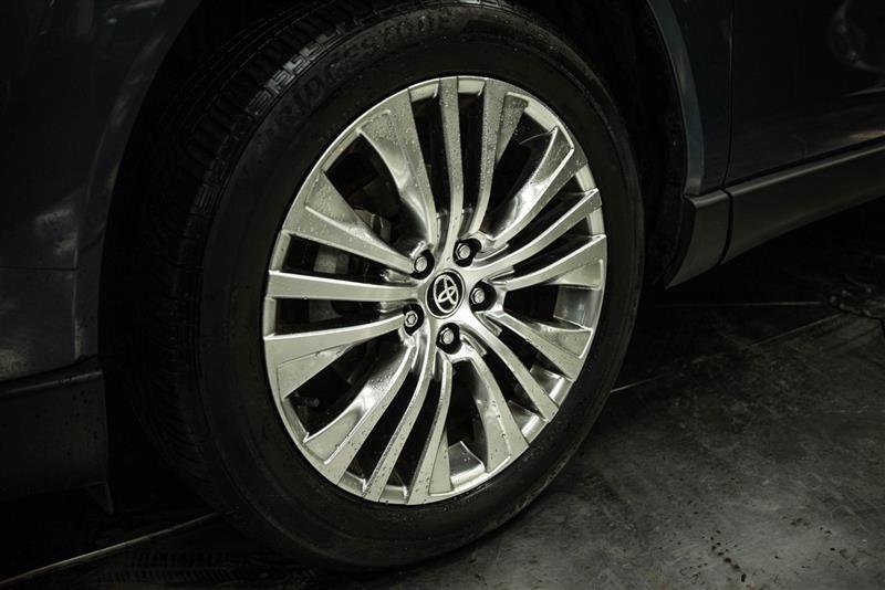 Used 2023 Toyota Venza XLE image 3
