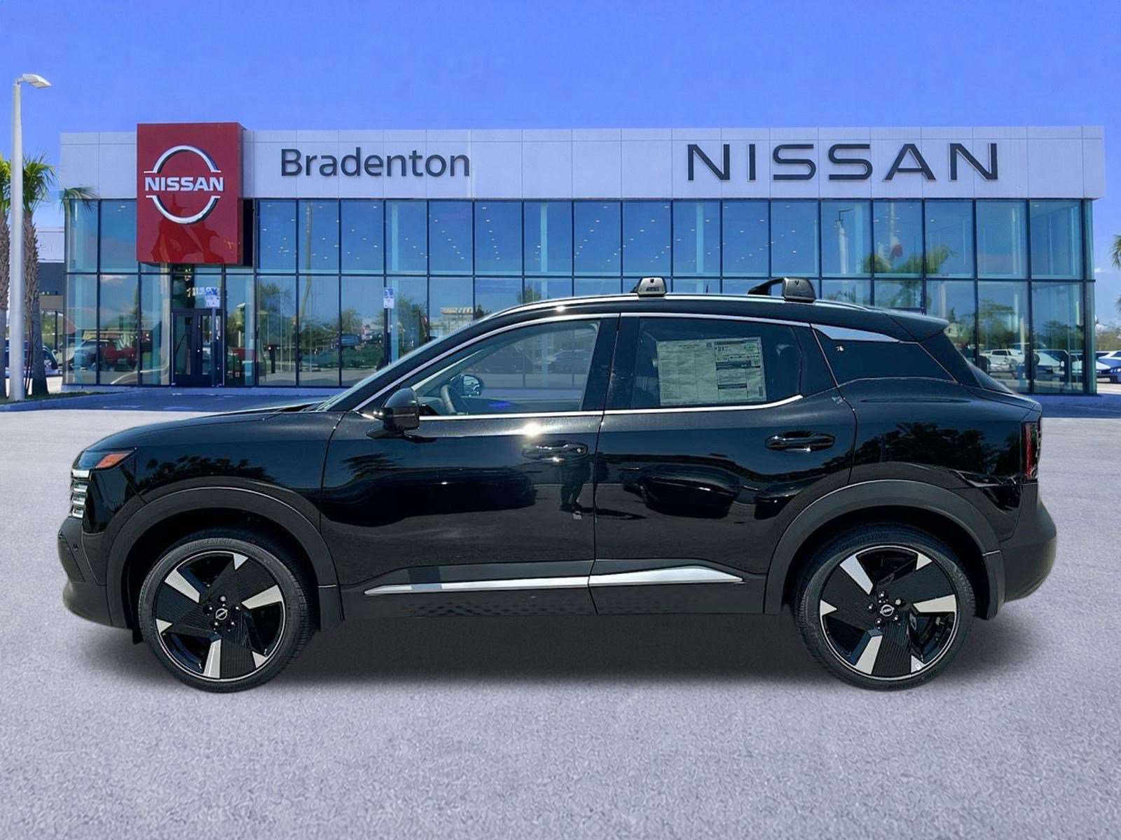 New 2025 Nissan Kicks SR FWD image 3