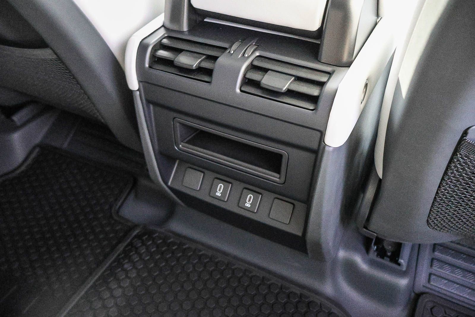 New 2026 Land Rover Defender 110 X-Dynamic SE image 22