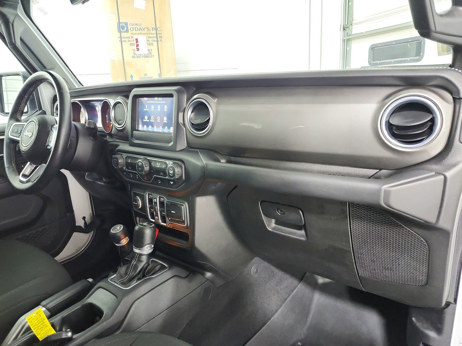 Used 2018 Jeep Wrangler Unlimited Sahara image 31
