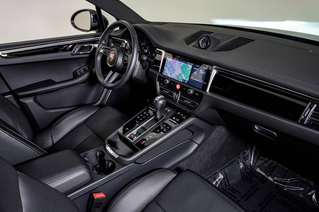 Certified 2025 Porsche Macan image 14