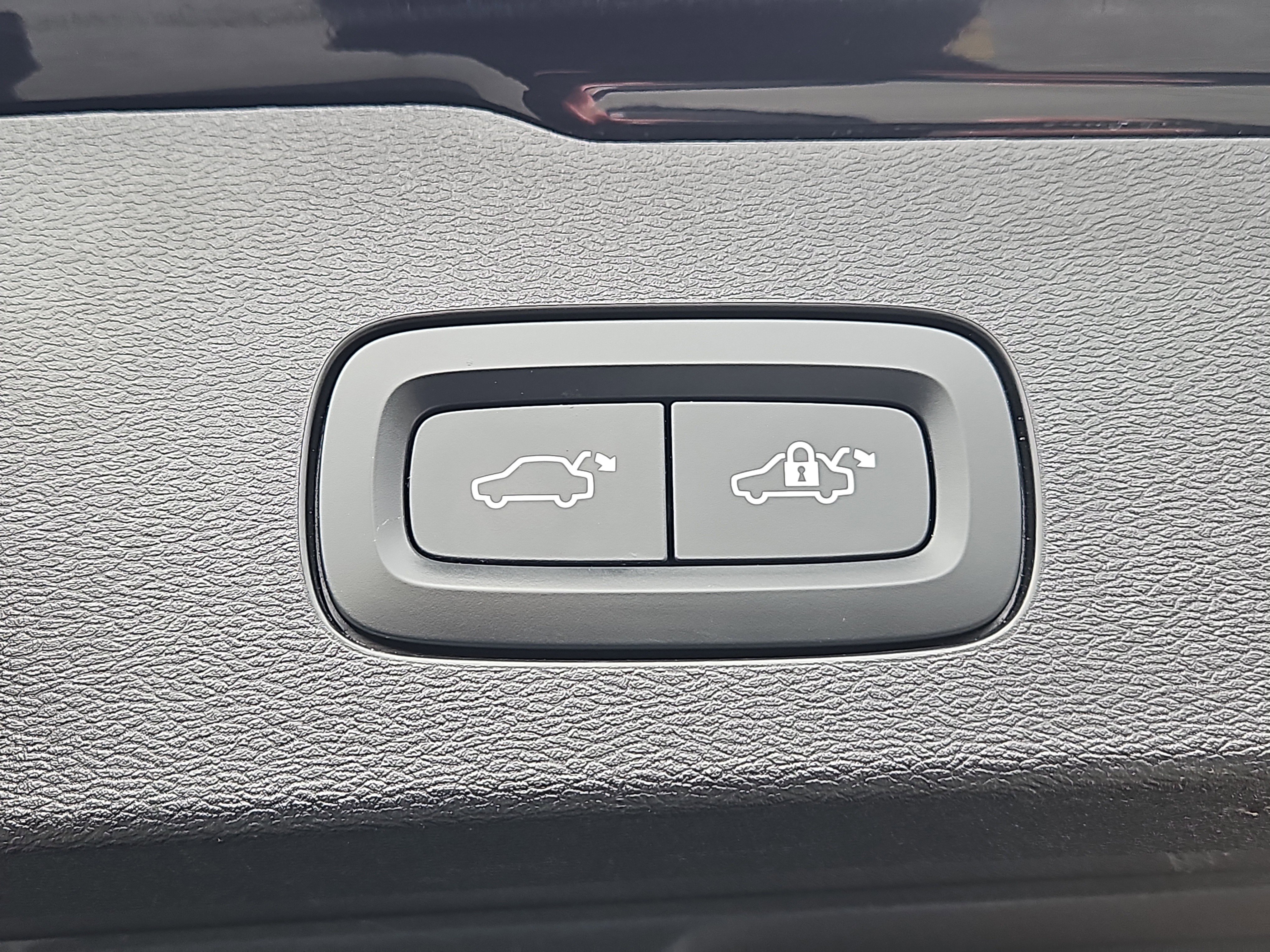 Certified 2023 Volvo V60 B5 Cross Country Plus image 13