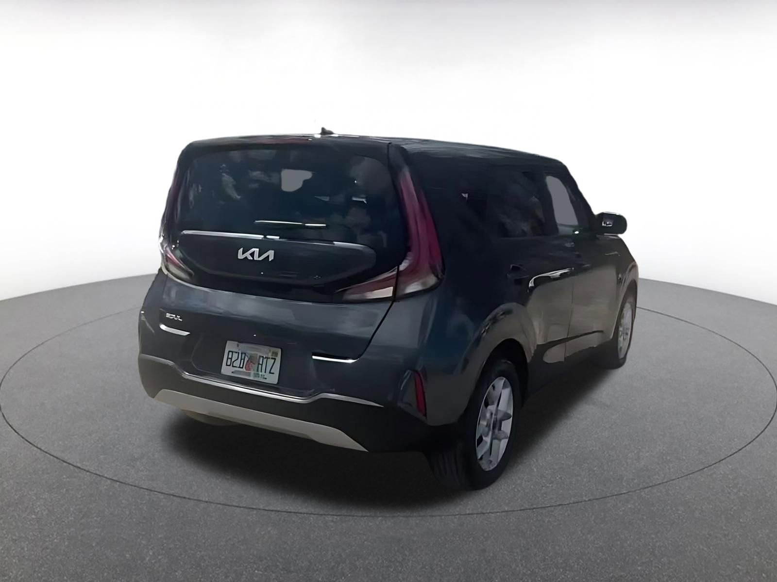 Used 2025 Kia Soul LX w/ LX Technology Package FWD image 11