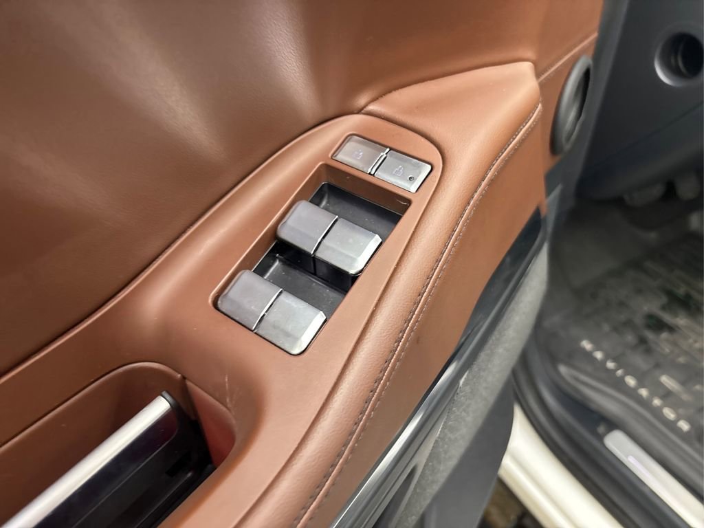 Used 2025 Lincoln Navigator L Reserve image 37