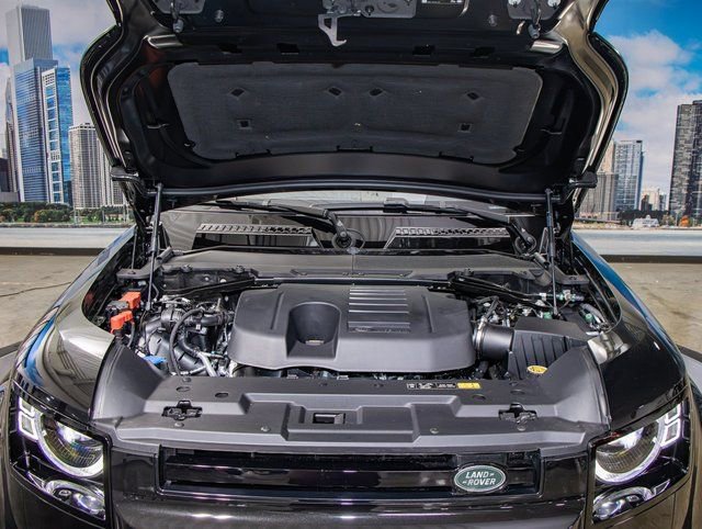 Used 2025 Land Rover Defender 130 X-Dynamic SE image 5