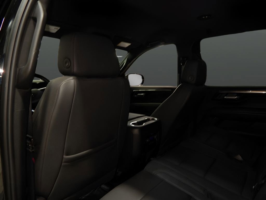 Used 2025 Chevrolet Suburban Z71 AWD/4WD image 34