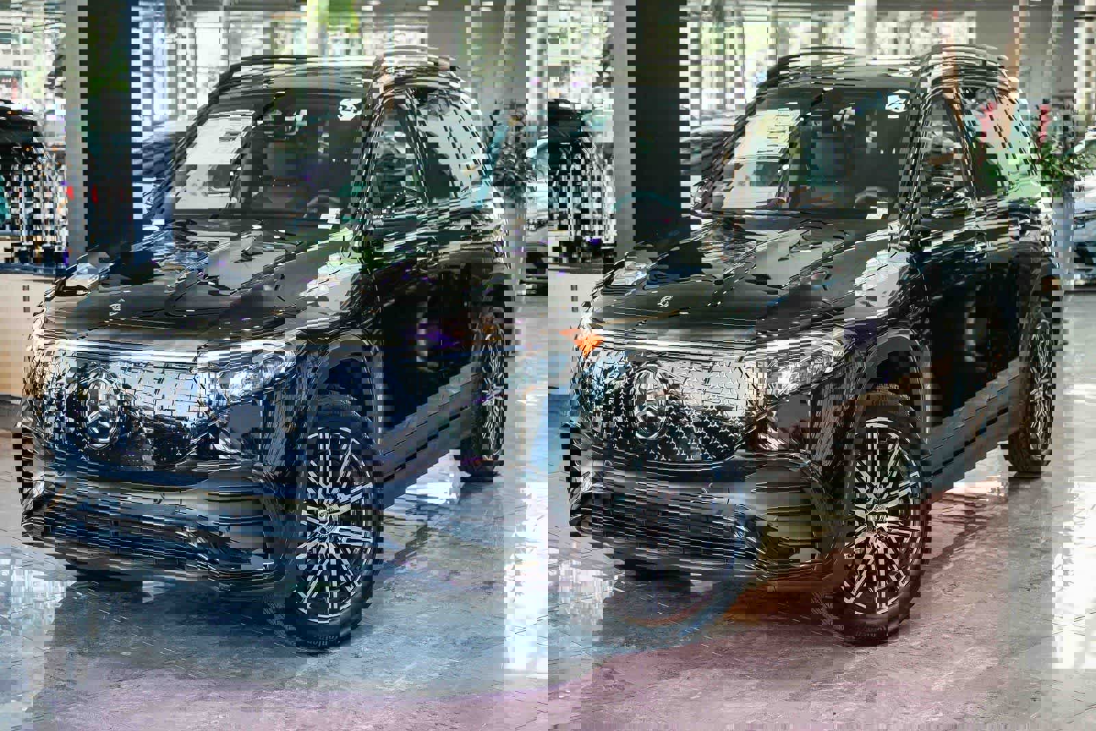 Used 2024 Mercedes-Benz EQB 350 4MATIC SUV image 1