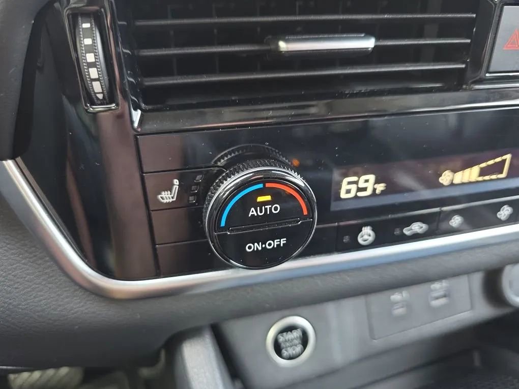 Used 2022 Nissan Rogue SV w/ SV Premium Package image 31