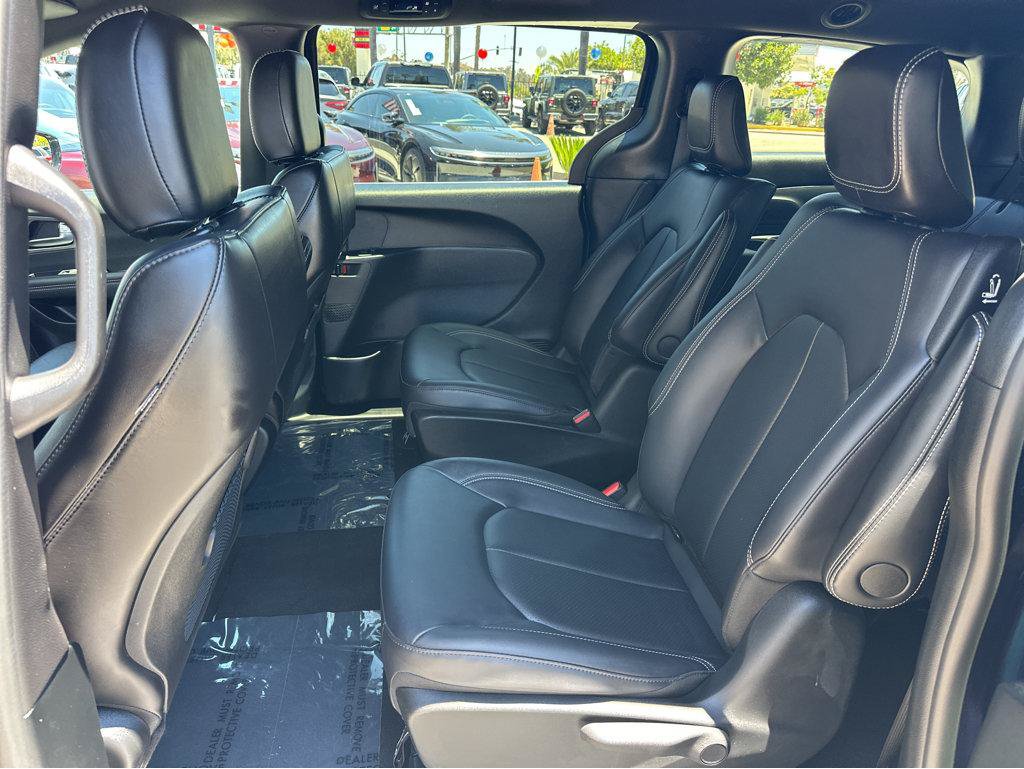 Used 2025 Chrysler Pacifica Select FWD image 10