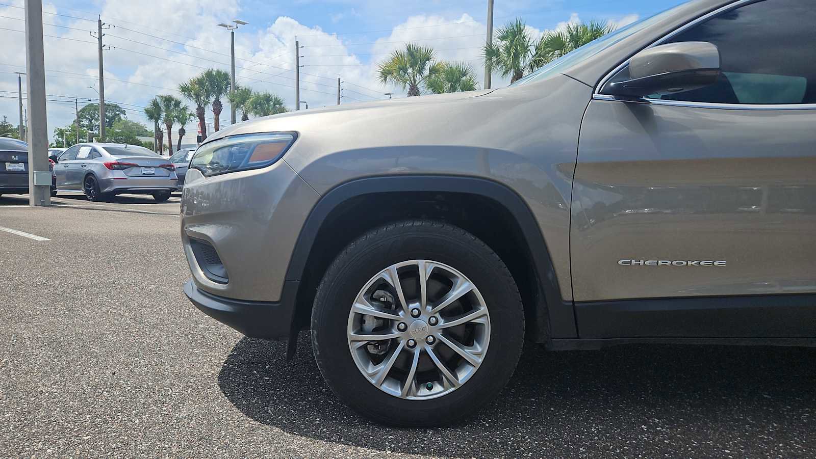 Used 2021 Jeep Cherokee Latitude Plus w/ Mopar Interior Package AWD/4WD image 18