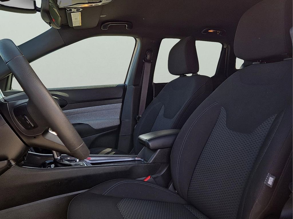 Used 2025 Jeep Compass Sport image 13