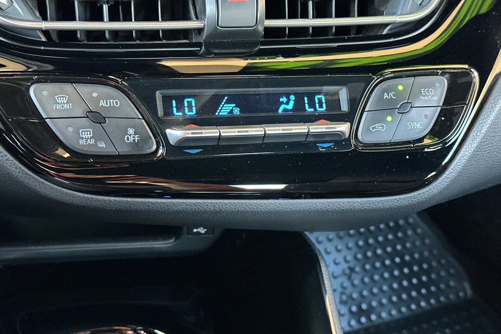 Used 2022 Toyota C-HR XLE FWD image 20