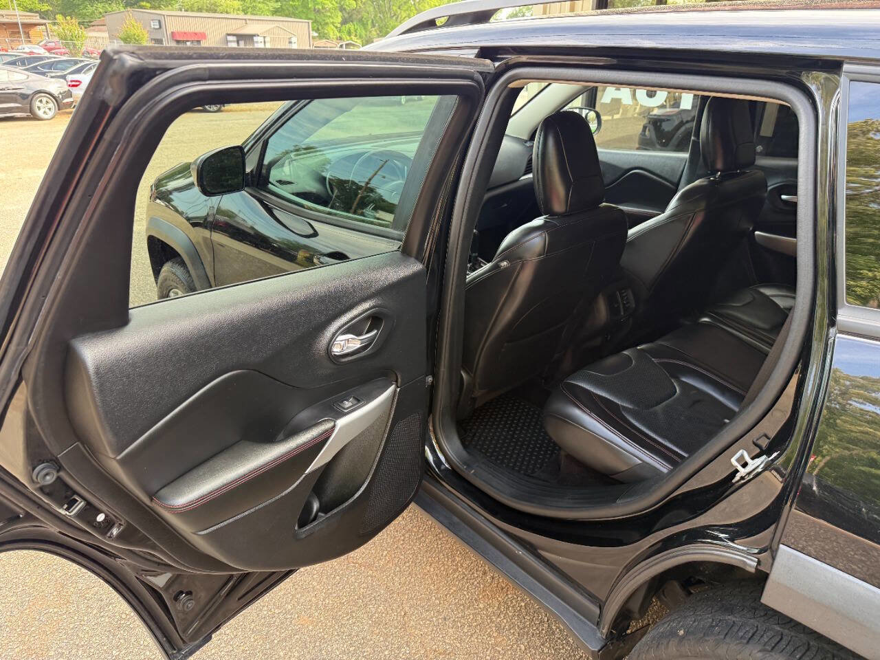 Used 2017 Jeep Cherokee Trailhawk AWD/4WD image 12