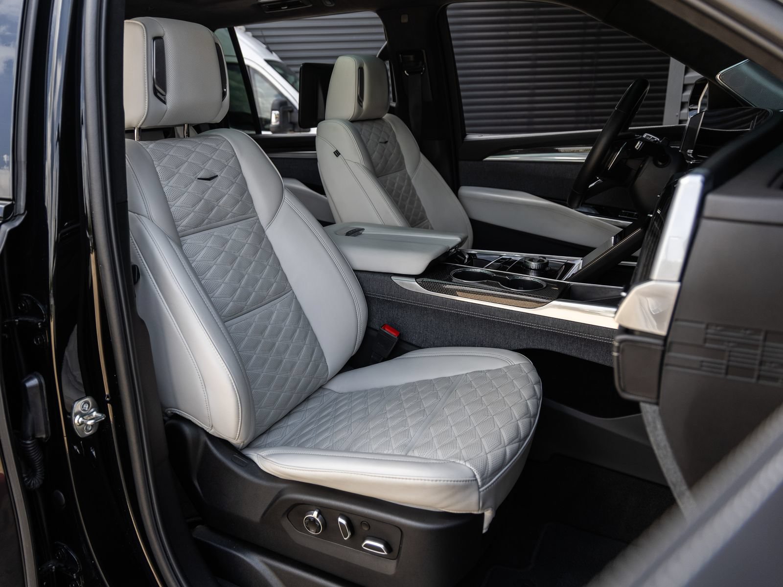 Used 2025 Cadillac Escalade ESV V AWD/4WD image 47