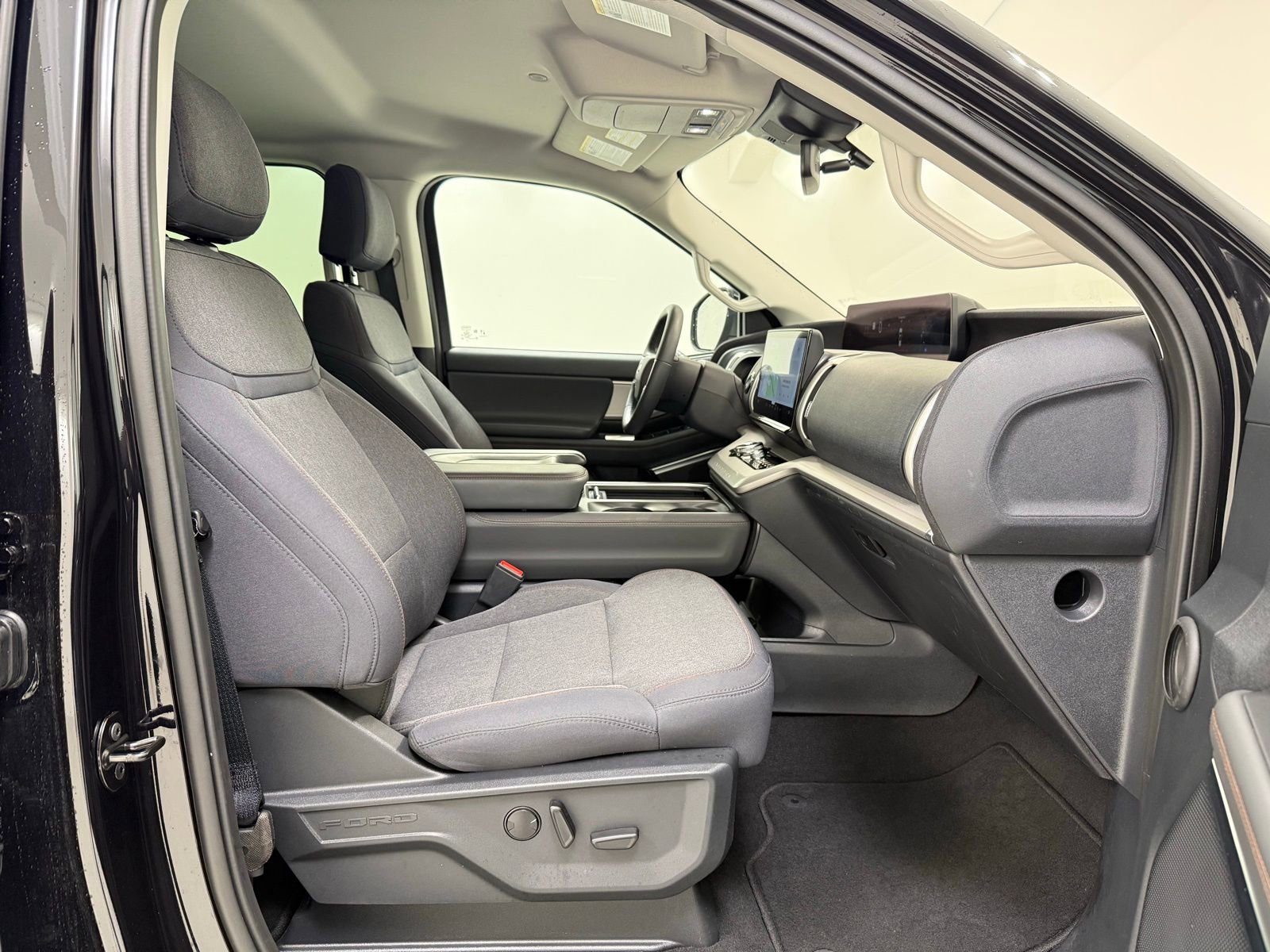 Used 2025 Ford Expedition Active image 32