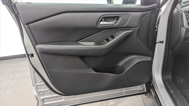 Used 2024 Nissan Rogue SV image 13