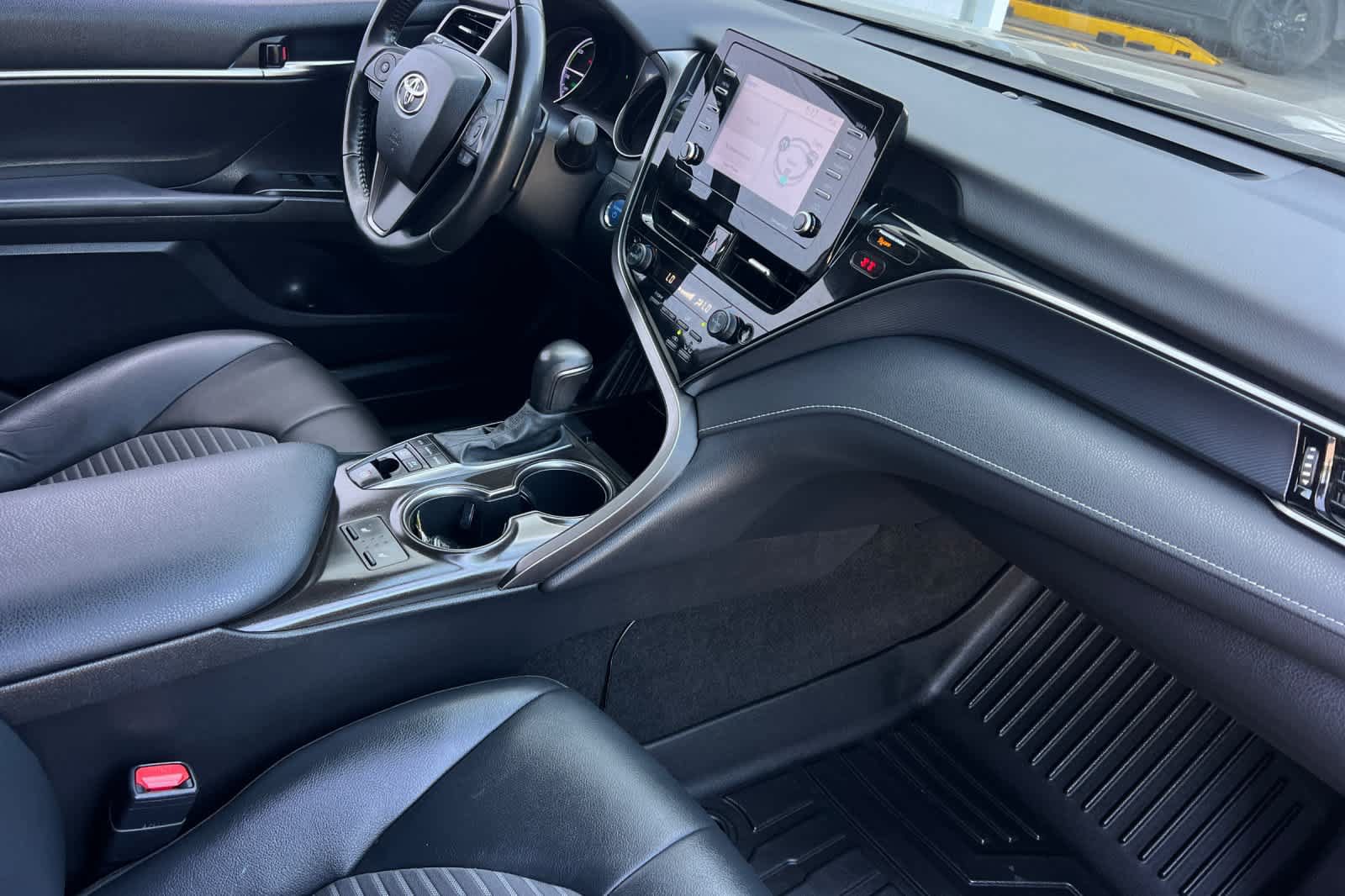 Used 2022 Toyota Camry SE w/ Cold Weather Package FWD image 17