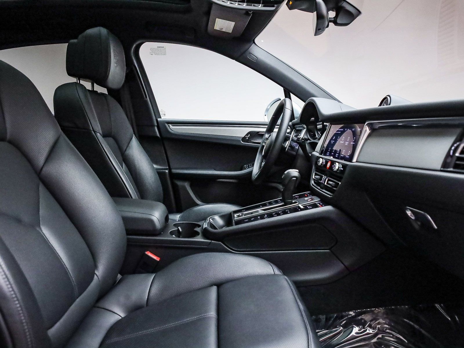 Certified 2025 Porsche Macan image 21