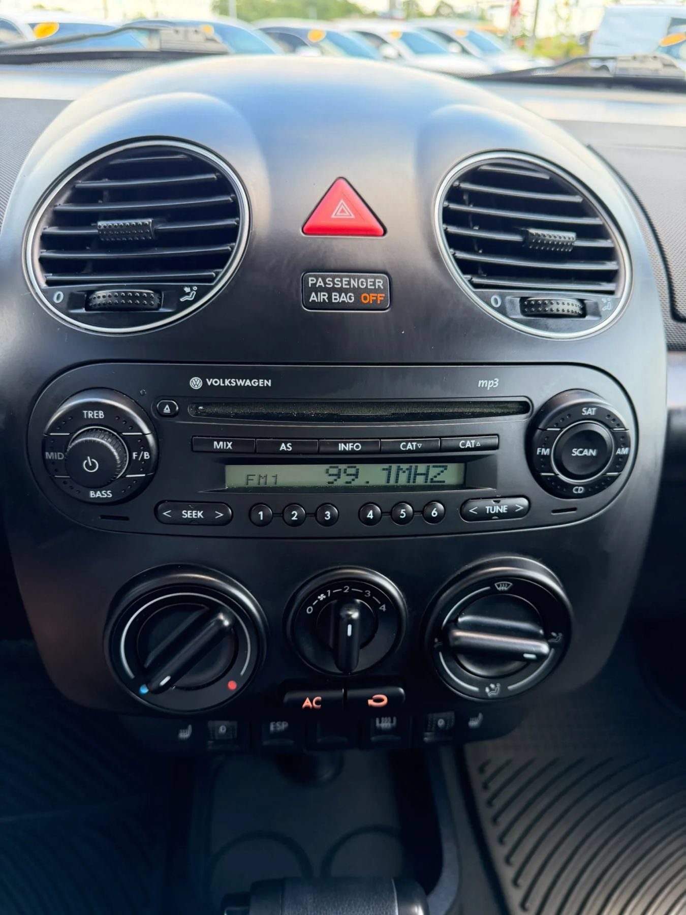 Used 2009 Volkswagen Beetle Coupe FWD image 34