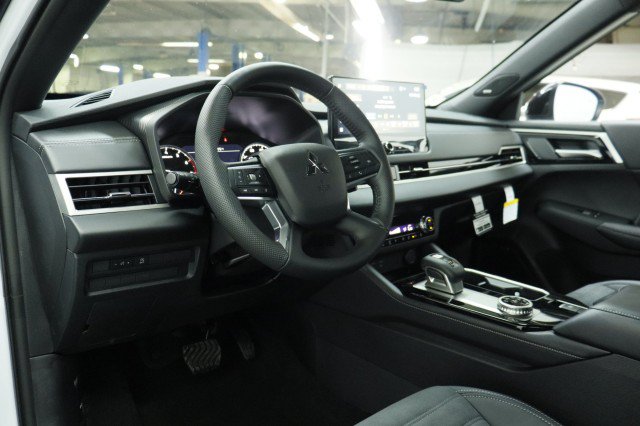 New 2026 Mitsubishi Outlander LE FWD image 5