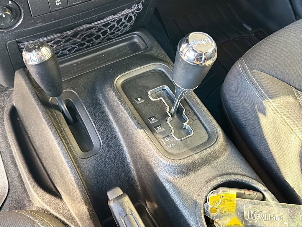 Used 2017 Jeep Wrangler Unlimited Sahara w/ Connectivity Group AWD/4WD image 25