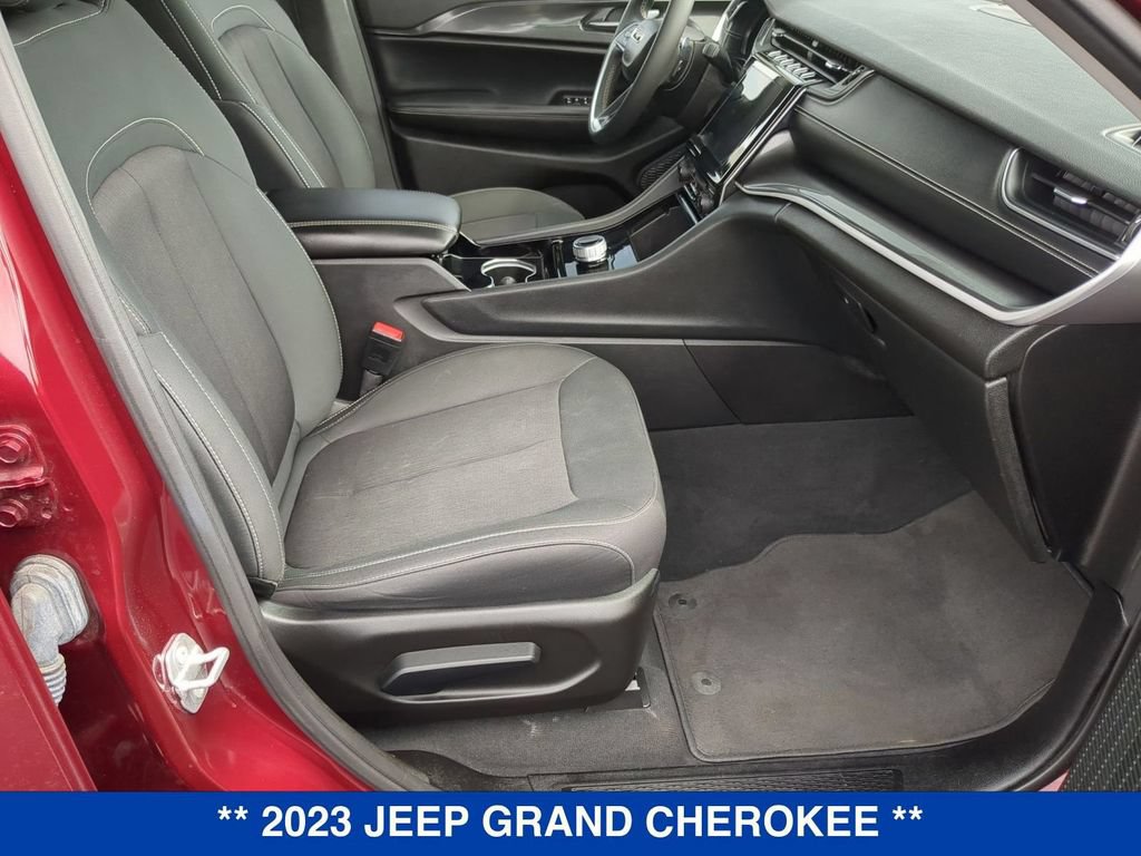 Used 2023 Jeep Grand Cherokee Laredo AWD/4WD image 21
