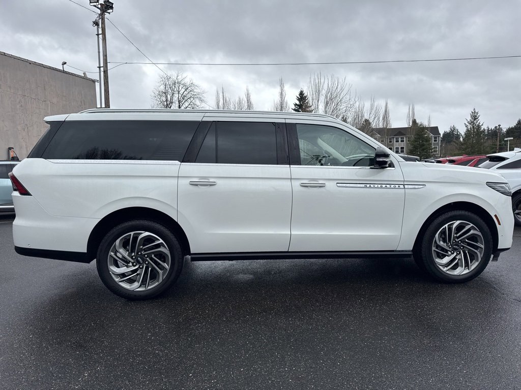 Used 2025 Lincoln Navigator L Reserve image 8