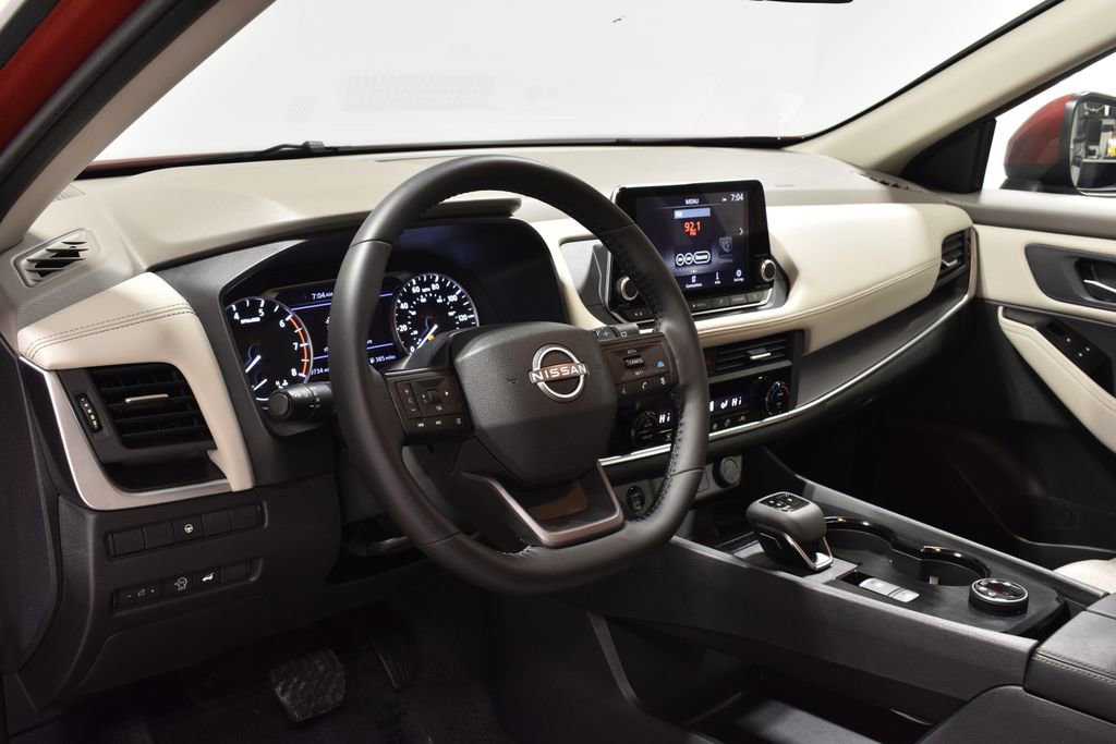 Used 2025 Nissan Rogue SV image 3