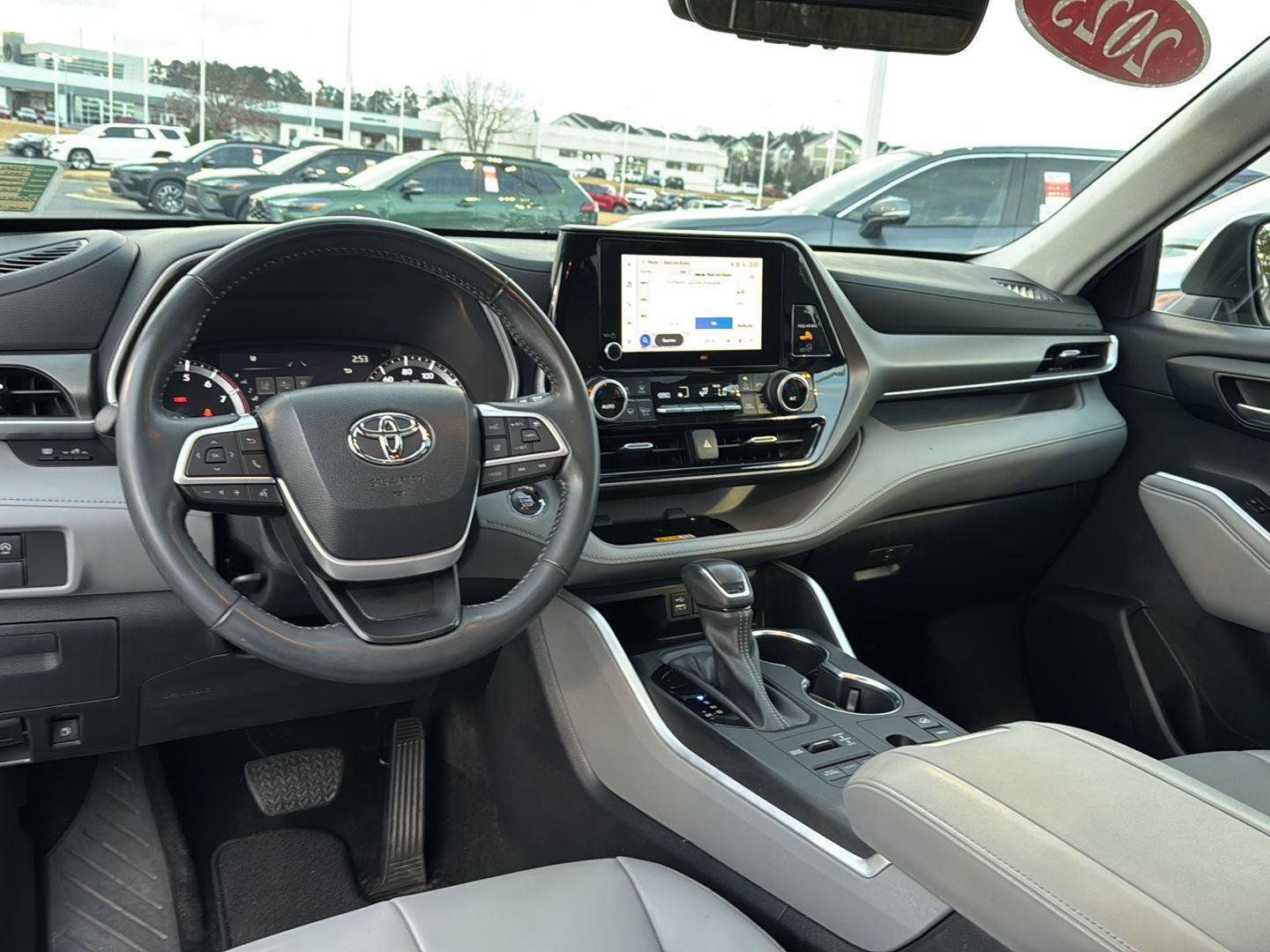 Certified 2023 Toyota Highlander XLE image 16
