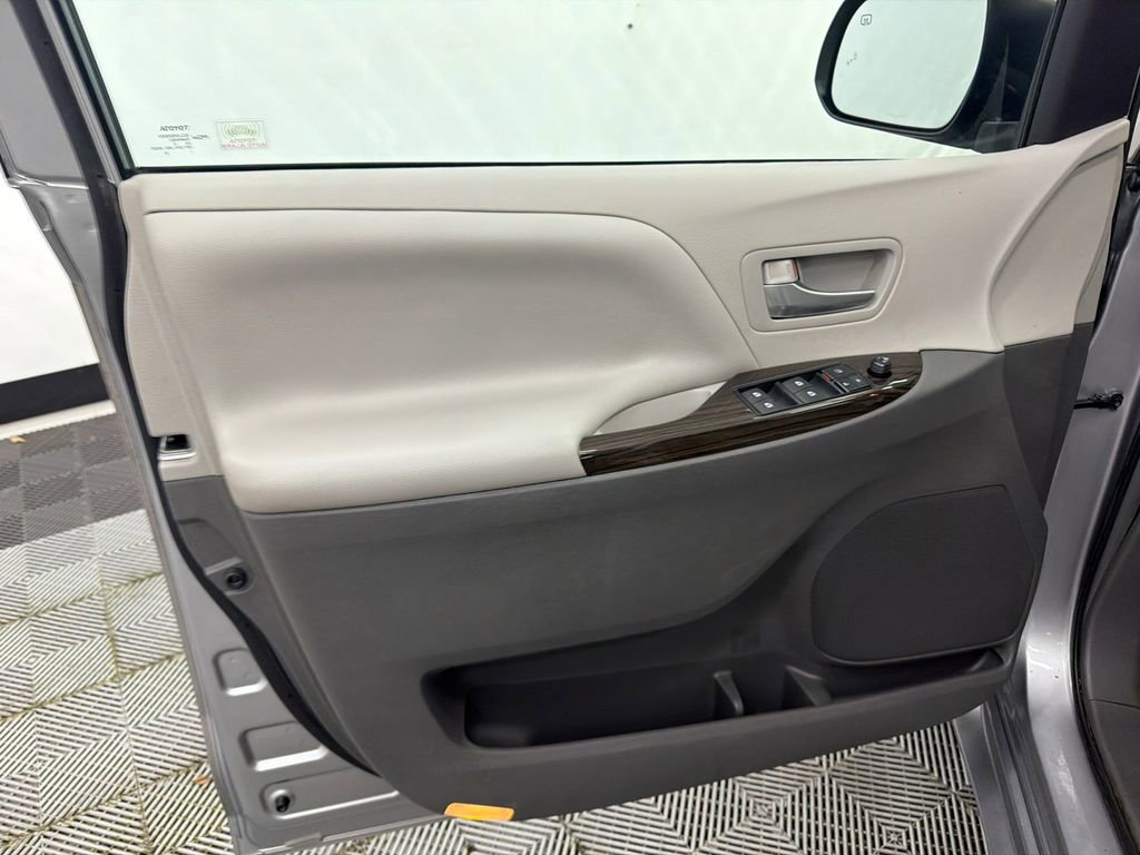 Used 2017 Toyota Sienna XLE FWD image 11