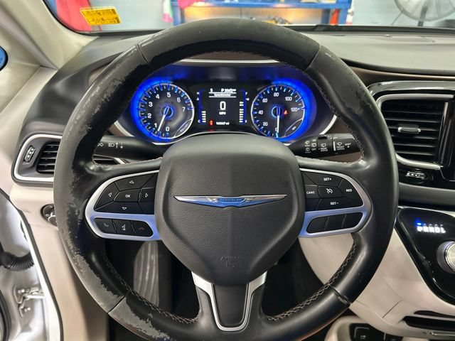 Used 2018 Chrysler Pacifica Touring-L w/ Premium Audio Group FWD image 12