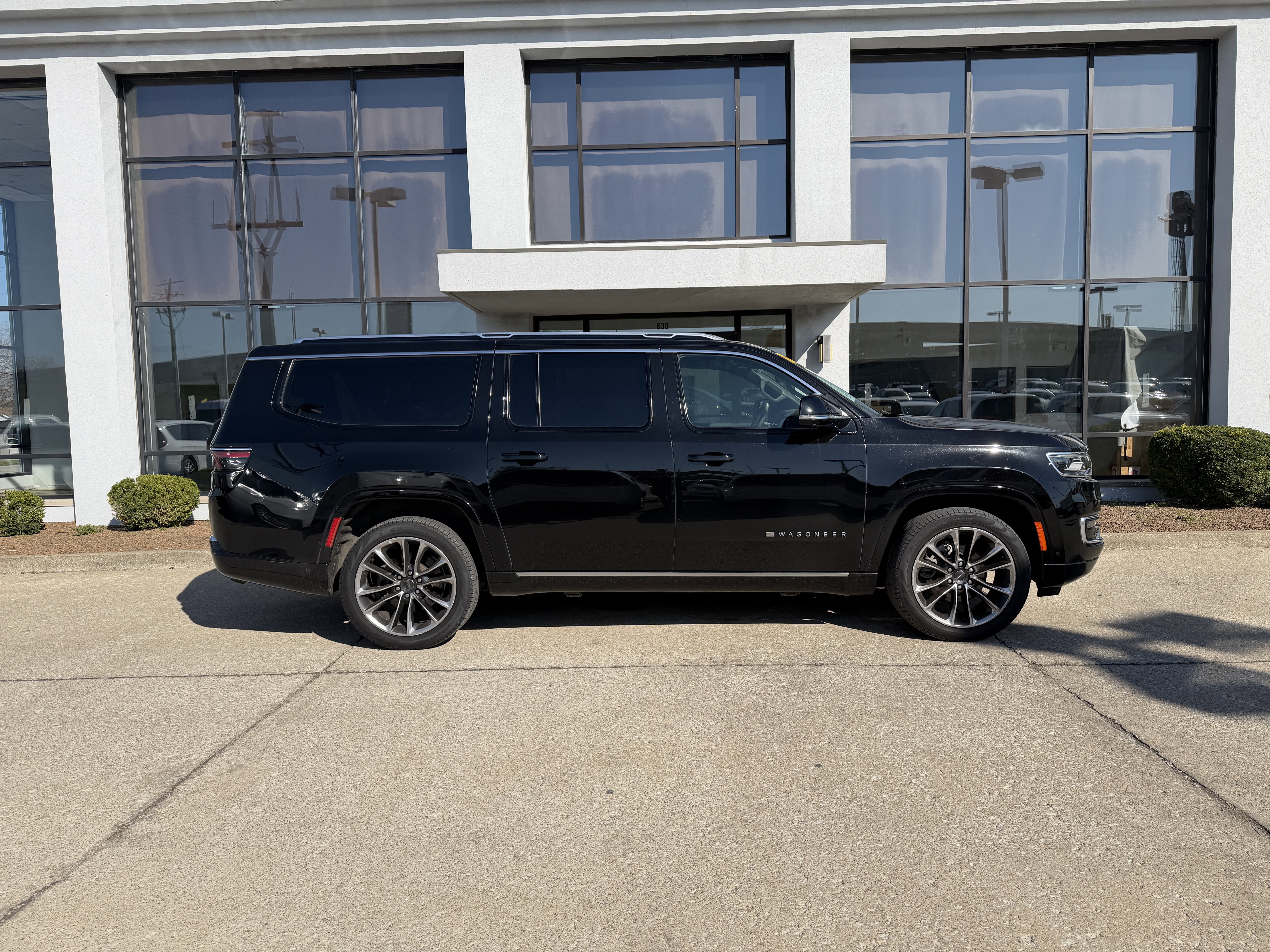 Used 2024 Jeep Wagoneer L Series III w/ Premium Group I image 3