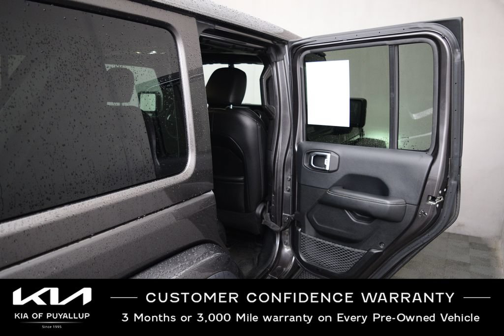 Used 2018 Jeep Wrangler Unlimited Sahara AWD/4WD image 14