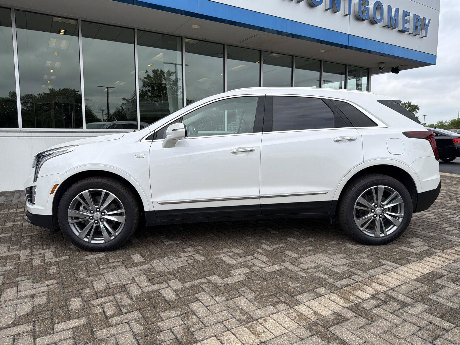 Used 2025 Cadillac XT5 Premium Luxury AWD/4WD image 2