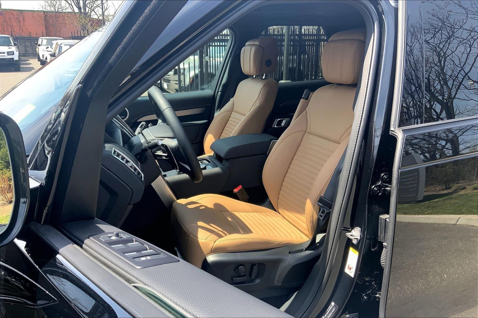 Used 2025 Land Rover Discovery Dynamic SE AWD/4WD image 7