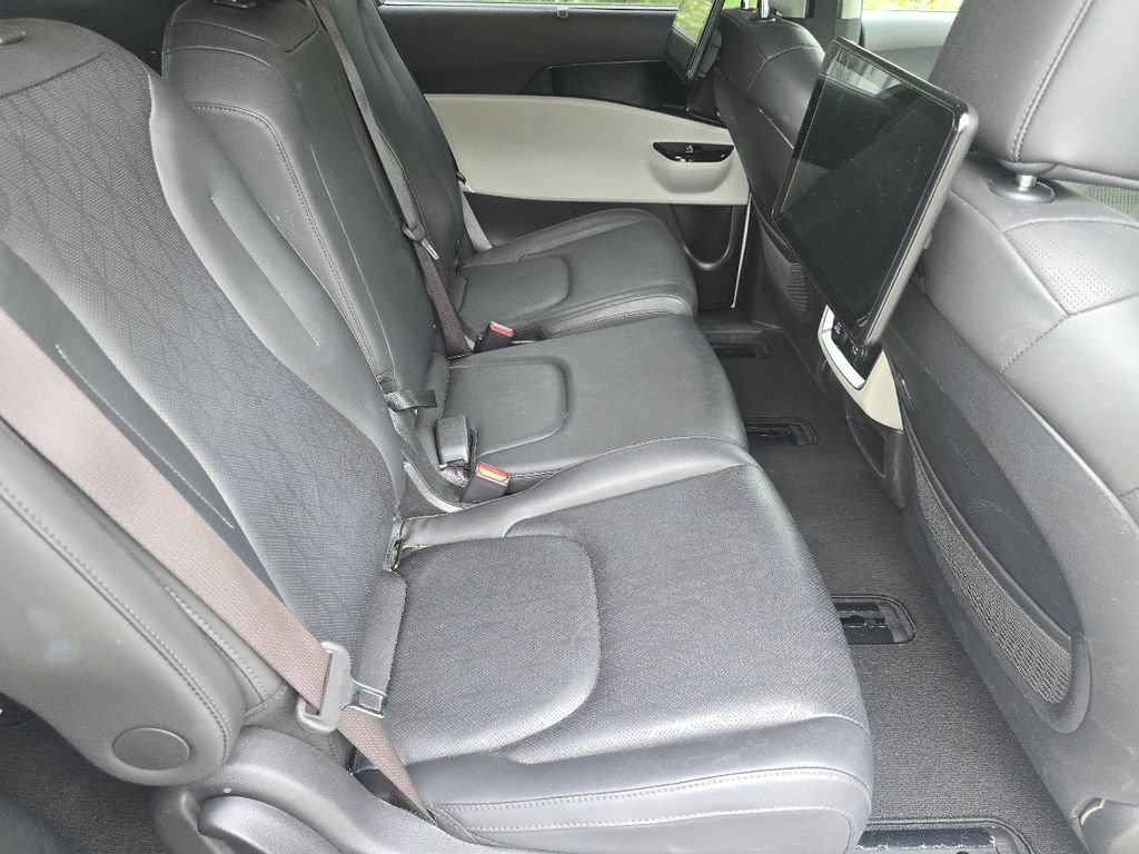 Used 2024 Kia Carnival FWD image 17