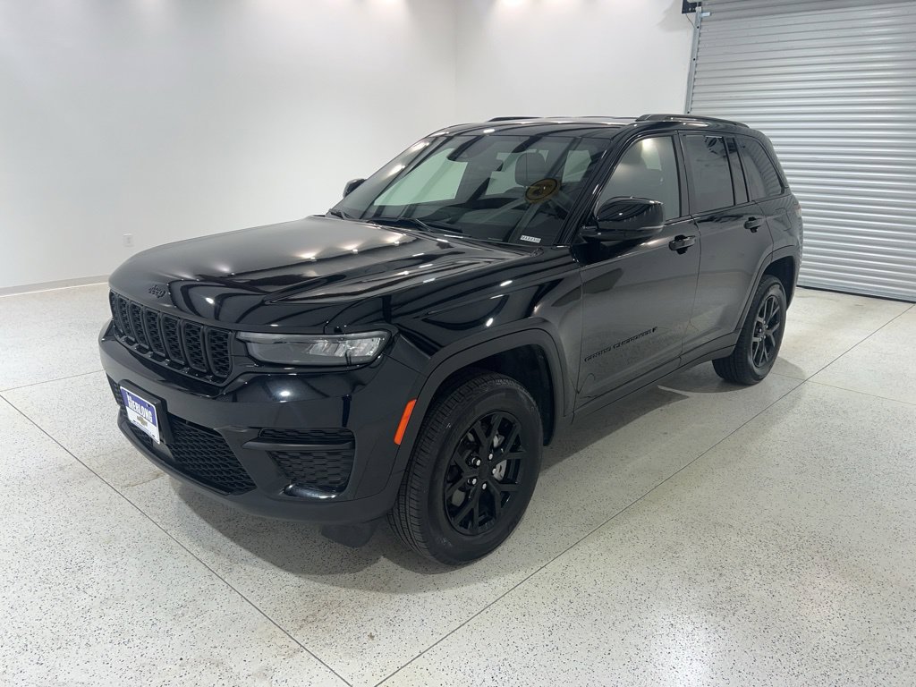 Used 2025 Jeep Grand Cherokee Altitude AWD/4WD image 1