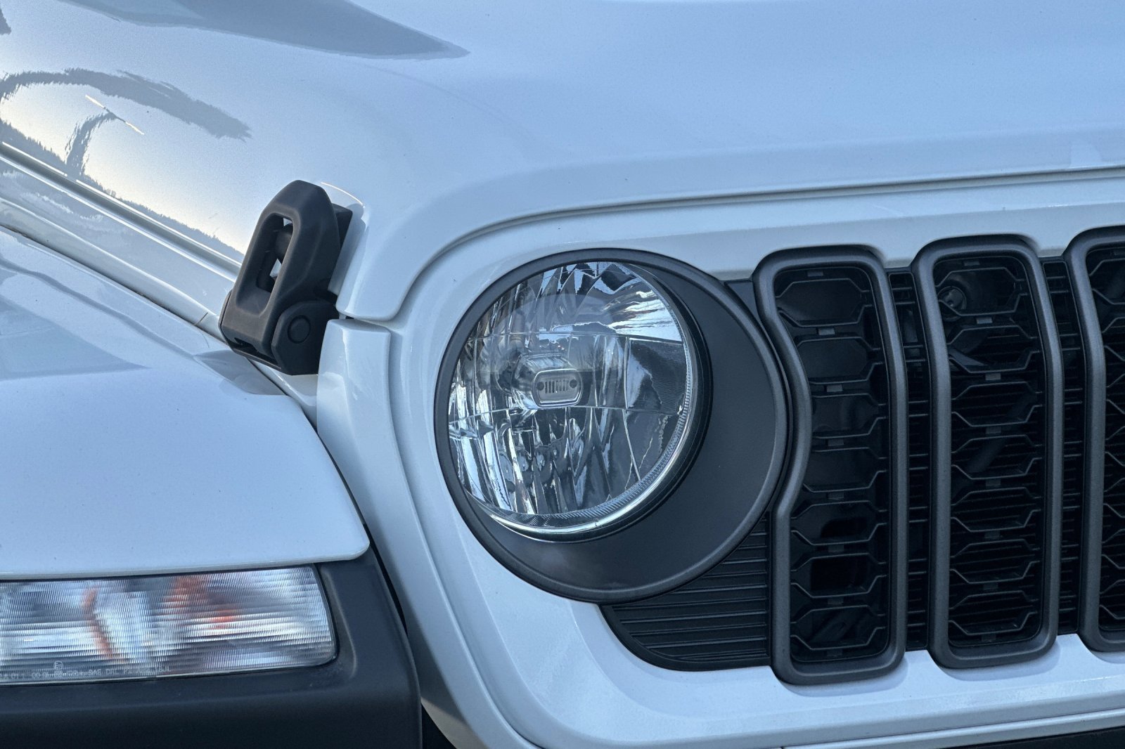 Used 2024 Jeep Gladiator Sport image 10