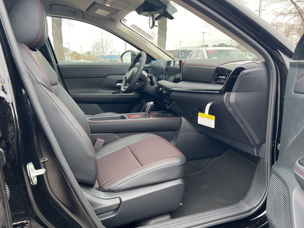 New 2025 Nissan Kicks SR AWD/4WD image 17