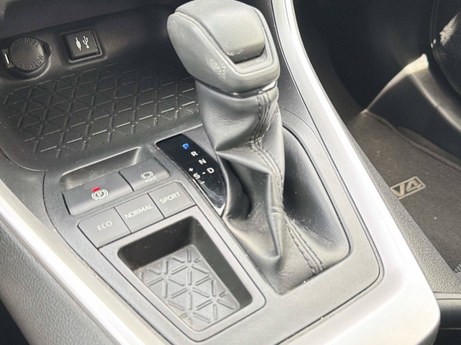 Used 2019 Toyota RAV4 LE w/ Carpet Mat Package FWD image 21